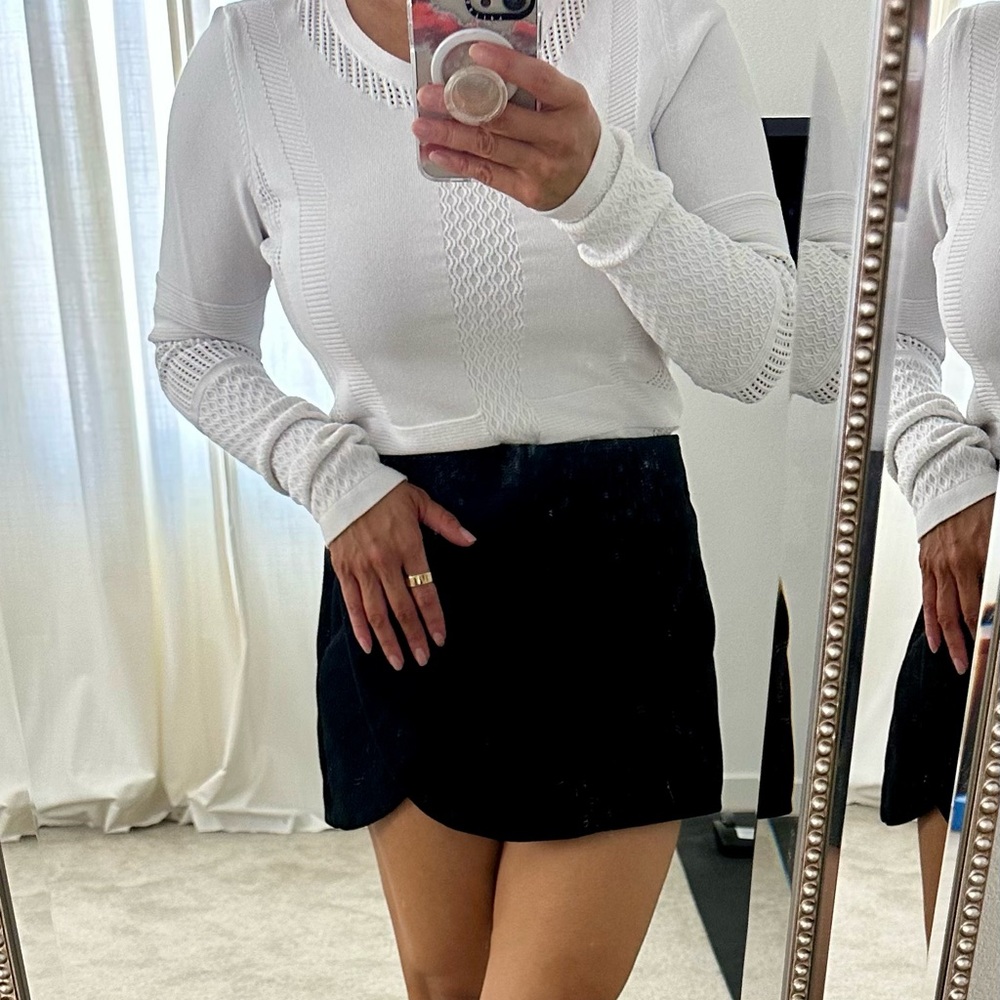H&M White Textured Knit Long Sleeve Top | Fitted Lightweight Sweater Size M